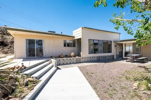 Midcentury Oasis on 5 Private Acres Near Park - 4 estrellas