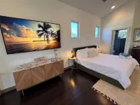 Private Tree Top studio - 1 mile to 5th Ave, all the action & Naples Beach! - Condos