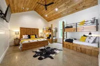 New Pool Cabin/Hot Tub/Arcade/Playset/2 Acres/Ping Pong/Shuffleboard/4 King Beds - Gym