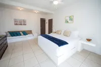 Family-sized entire house with private pool. 10 minutes to a black sand beach! - Homestays