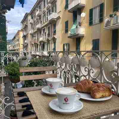 Chic & modern for groups & families-10 guests, in city center with 2 balconies Dining/Meeting Rooms