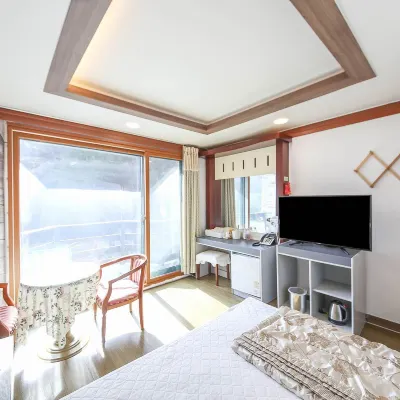 Jecheon Pentel House Hotels near Baeglyeonsa