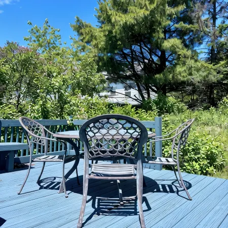 Large Vacation Home Across from Lake Superior & Short Walk to Lighthouse!!