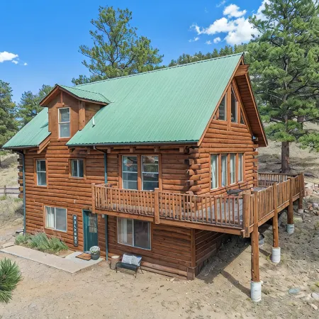 Cabin - Hot Tub w Outdoor TV, Sleeps 12, King Bed, Dogs ok