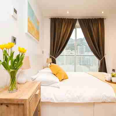 Luxury modern apartment with exceptional views! Rooms