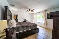 Grey Manor – Spacious 3Br/2BA Hallandale Home, Heated Pool & Smart Amenities - Wifi