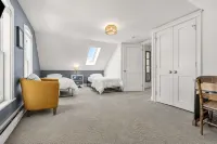 Newly Renovated Luxury 5Br Home + Office, Walk to Beach & Town - 3つ星