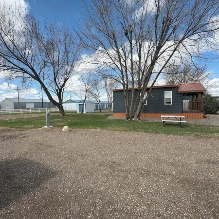 Private Tiny Cabin in Glendive Near Makoshika Park - Free Parking & WiFi Отели в г. Глендайв