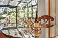 Amazing Get-Away! Enjoy the Views! Relax on Deck or by Pool. Minutes to Plaza. - 3つ星
