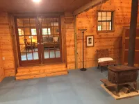 Cozy Cabin in Secluded Forest with Deck on Creek. Full Kitchen. 900 Square Feet. - Wifi