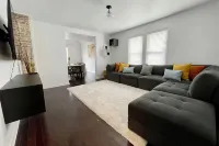 Large, modern 2 bedroom in the heart of Forest Park - Homestays