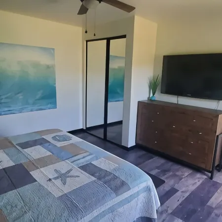 Detached guest house on private gated Spanish Estate with a pool, Temecula close Hotels in Fallbrook