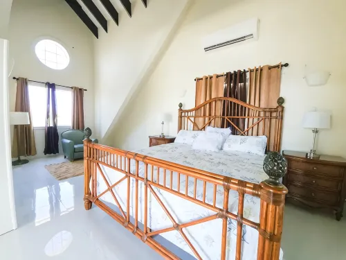 Andy's Inn is a delightful 3 bedroom guesthouse nestled in historic Bodden Town. - Wifi