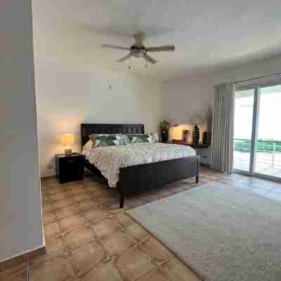Spacious & quiet 3 BR Apt. with ocean view Rooms