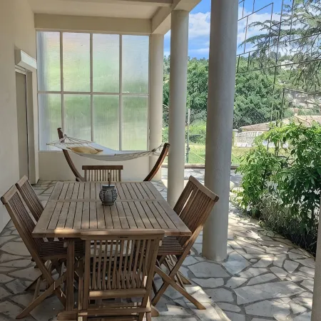 Bel Appartement Climatisé Avec Jardin et Piscine Отели в г. Обена