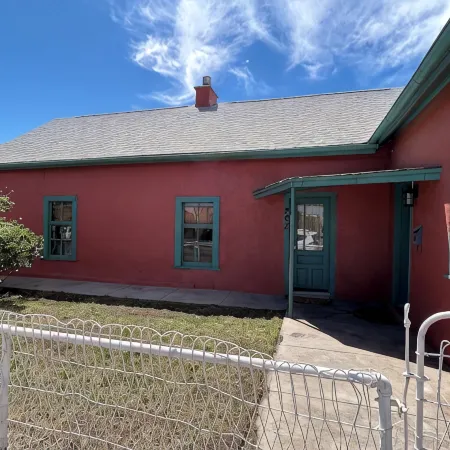 Charming 1800's fully modernized farmhouse in downtown Silver City- pet friendly