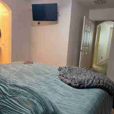 Charming 3-bedroom cottage with AC and WiFi in Goodyear Rooms