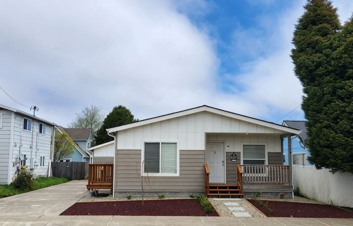 Coastal Retreat with dune access!