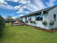 Elevated Mountain Views on Waenga