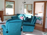 Delightful home away from home...comfortable, warm and beautiful gardens. 롤레스톤 호텔