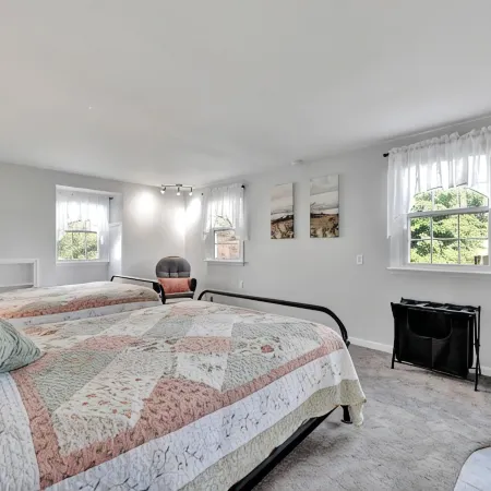 Quiet, private apartment on a 160-year-old farm. Attractions within 5 miles.