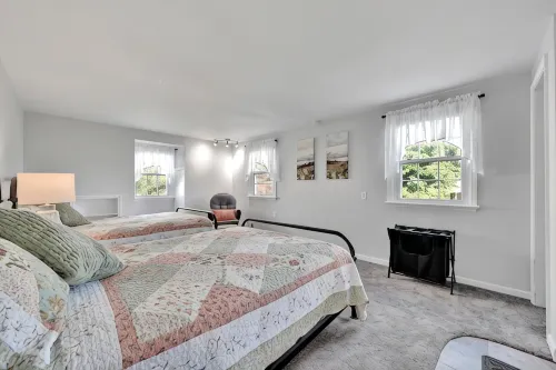 Quiet, private apartment on a 160-year-old farm. Attractions within 5 miles. - Holiday Apartments