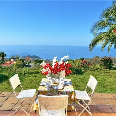 Großzüg. House with panoramic views of sea, mountains & valley + optional apartment