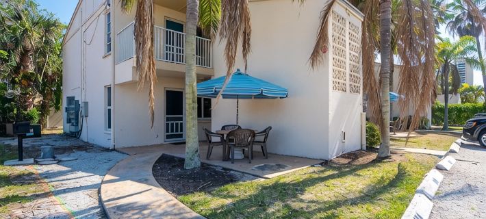 Newly renovated beachside condo - direct beach access Hotels in Siesta Key