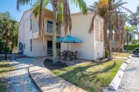 Newly renovated beachside condo - direct beach access - 4-نجوم