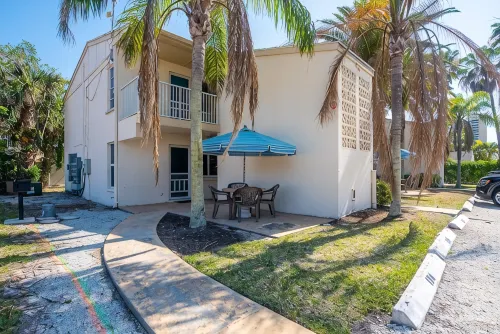 Newly renovated beachside condo - direct beach access - Boutique