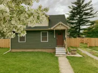 Avalon Guest Lodge 3102 House. 2 Baths, 2 Living Rooms. Sleeps 9 - 4-Star