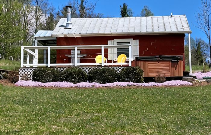 The Clubhouse--Studio in Bucolic, Country Setting w/Hiking Trails, Pond, Hot Tub