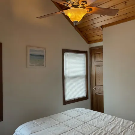 East River Retreat, WATERFRONT🛶+ Fire Pit🔥Pet friendly 🐾 Hotéis em Two Rivers