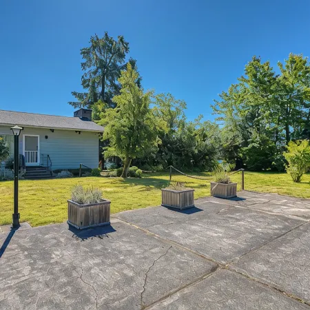 Oyster Beach Retreat - Mt. Rainier Views + Kayaks + 4-bedroom waterfront house!