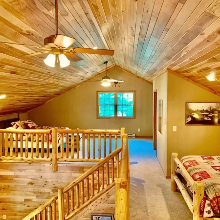 Log Cabin/ w hot tub, outdoor pool & pool table