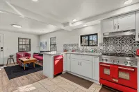 Route 66 Historic Hideaway 6Br/5BA w/3 Bungalows w/Fenced Yards, AC, W/D, Wi-Fi - Boutique