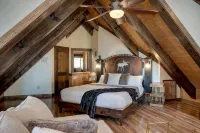 Walk to Stagecoach Lift - 5Br Luxury Ski Cabin - Private Hot Tub - 3 Fireplaces - 4-Star