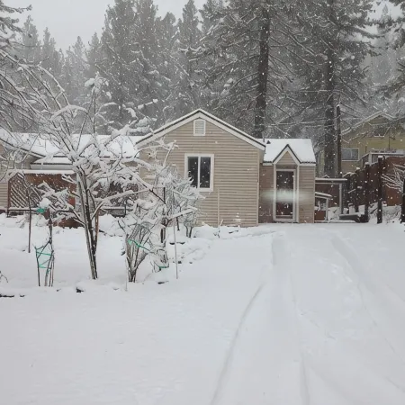 Aspen Ridge Chalet Walk to downtown Truckee and Safeway private hot tub dog ok