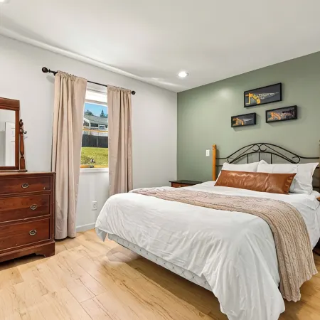 ★Lake Views ★ Hot tub ★ King Beds ★ Mins to All Hotels in Reading