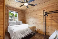 Big Riverfront Cabin #5 on the James! Sleeps 12, #5 of 5 Cabins - Chalets