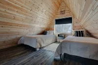 New!  Mountain Top A-Frame cabin, The Triangles-Gorgeous View, Hot Tub! - 샬레 호텔