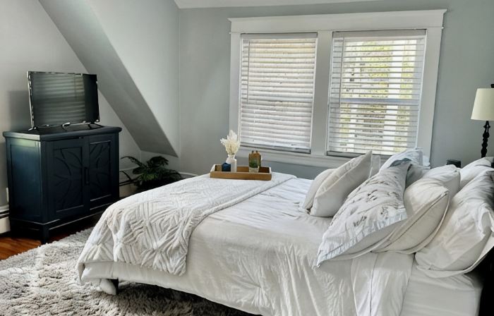 Recently totally renovated duplex located 5 minutes from Downtown Bristol.