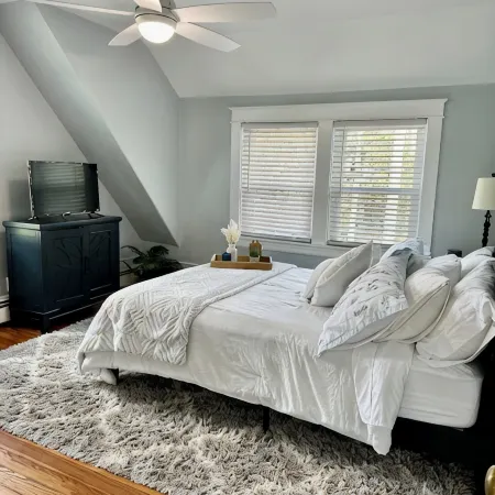 Recently totally renovated duplex located 5 minutes from Downtown Bristol.