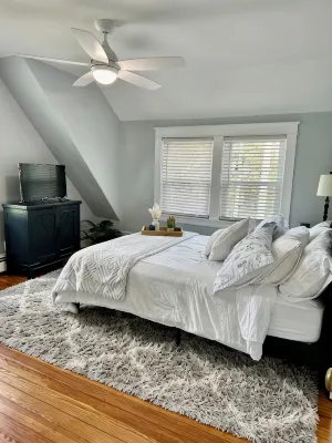Recently totally renovated duplex located 5 minutes from Downtown Bristol. - Wifi