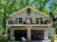 The Treehouse @ Higgins Lake-HOT TUB- Fireplace-PetFriendly-3 min to the lake - Balcony