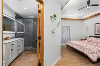 Boho-Ranch Retreat in Hip East Austin w Hot Tub and Cowgirl pool. - Private Pools