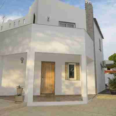Luxury Villa with Private pool walking distance to beach and Marina! Hotel Exterior