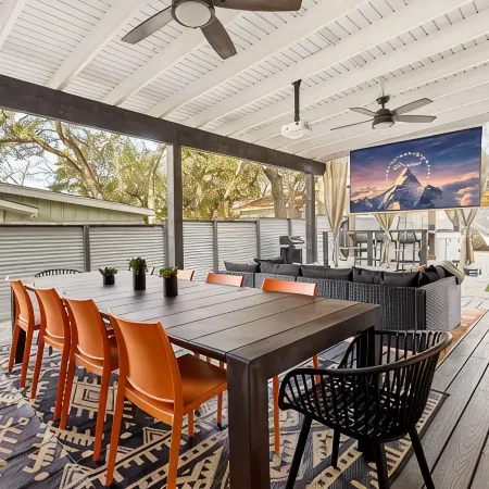 Heated Pool, MiniGolf, Karaoke, Game Room, Spa, 2mi to DT - SoCo Cowgirl