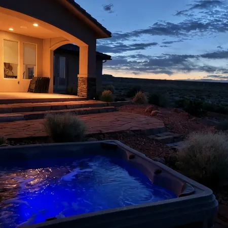 Luxury Near Lake Powell & Antelope Canyon: Hot Tub, Views & EV Charger