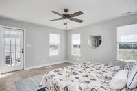 4 Bedroom Cottage - 5 Minutes from both beaches - Bungalows
